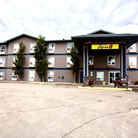 Super 8 By Wyndham Whitecourt Hotel Bagian luar foto