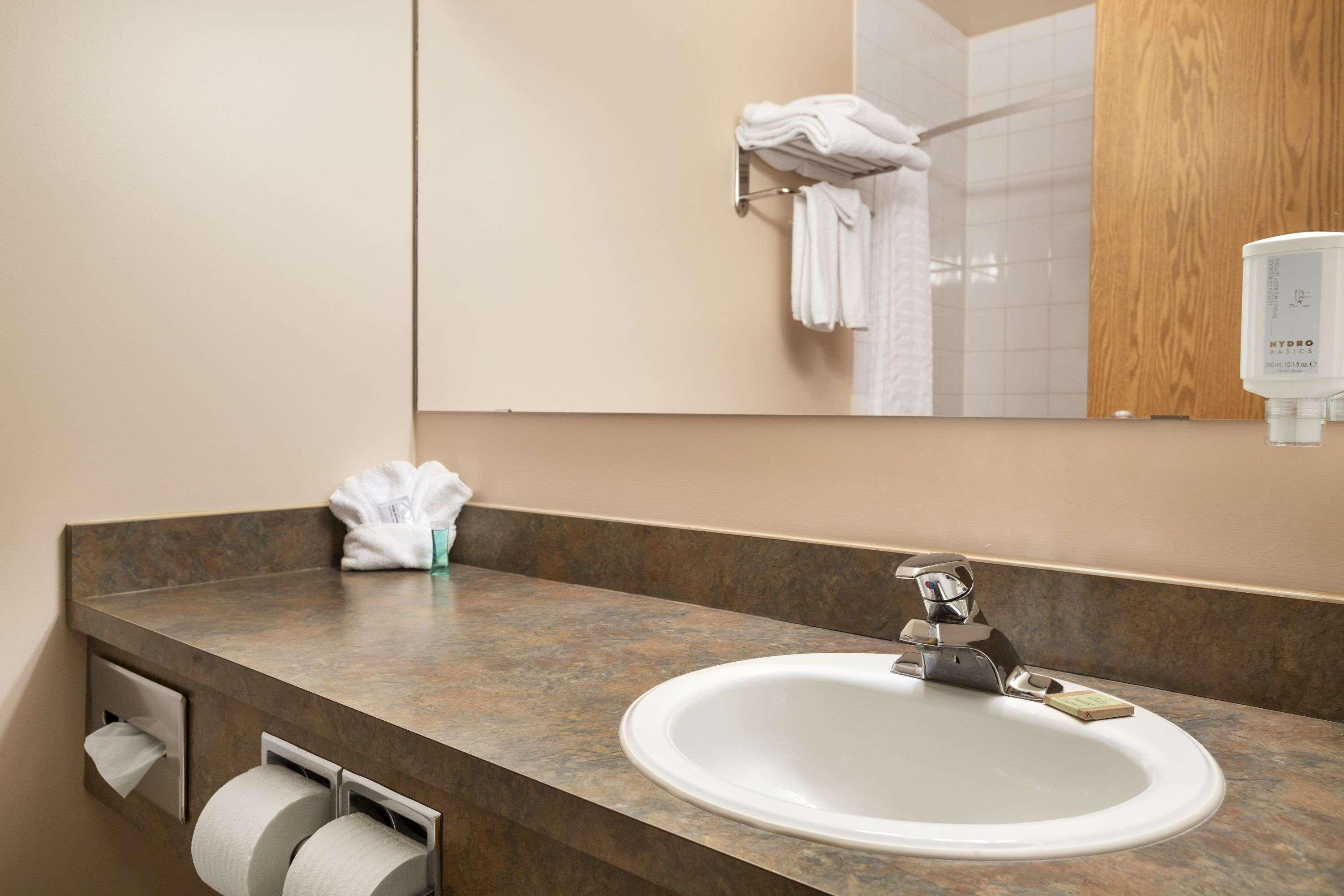 Super 8 By Wyndham Whitecourt Hotel Bagian luar foto