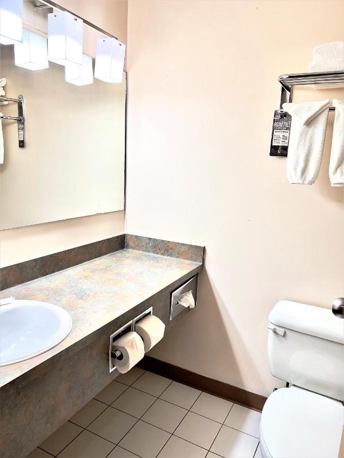 Super 8 By Wyndham Whitecourt Hotel Bagian luar foto
