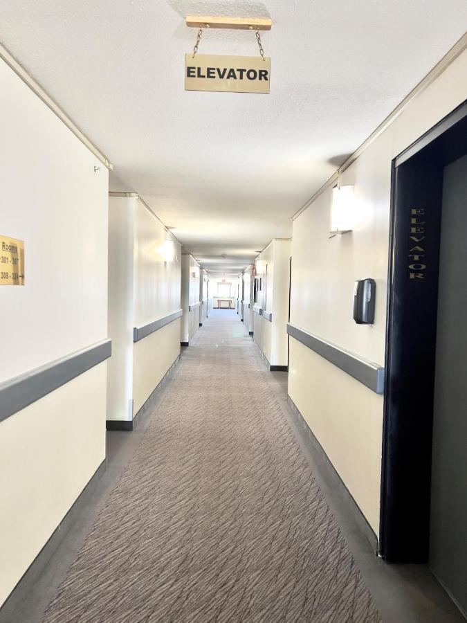 Super 8 By Wyndham Whitecourt Hotel Bagian luar foto