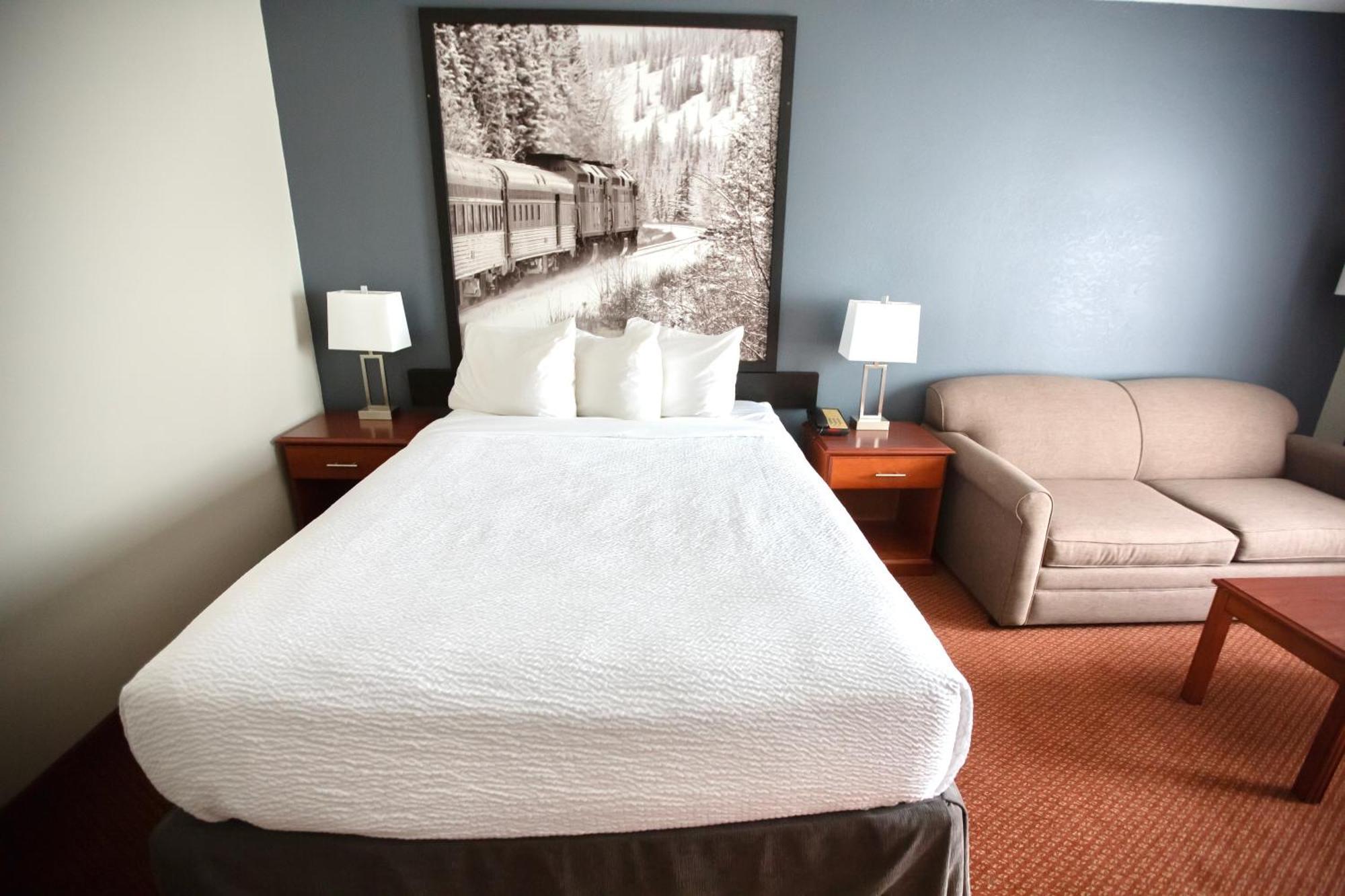 Super 8 By Wyndham Whitecourt Hotel Bagian luar foto