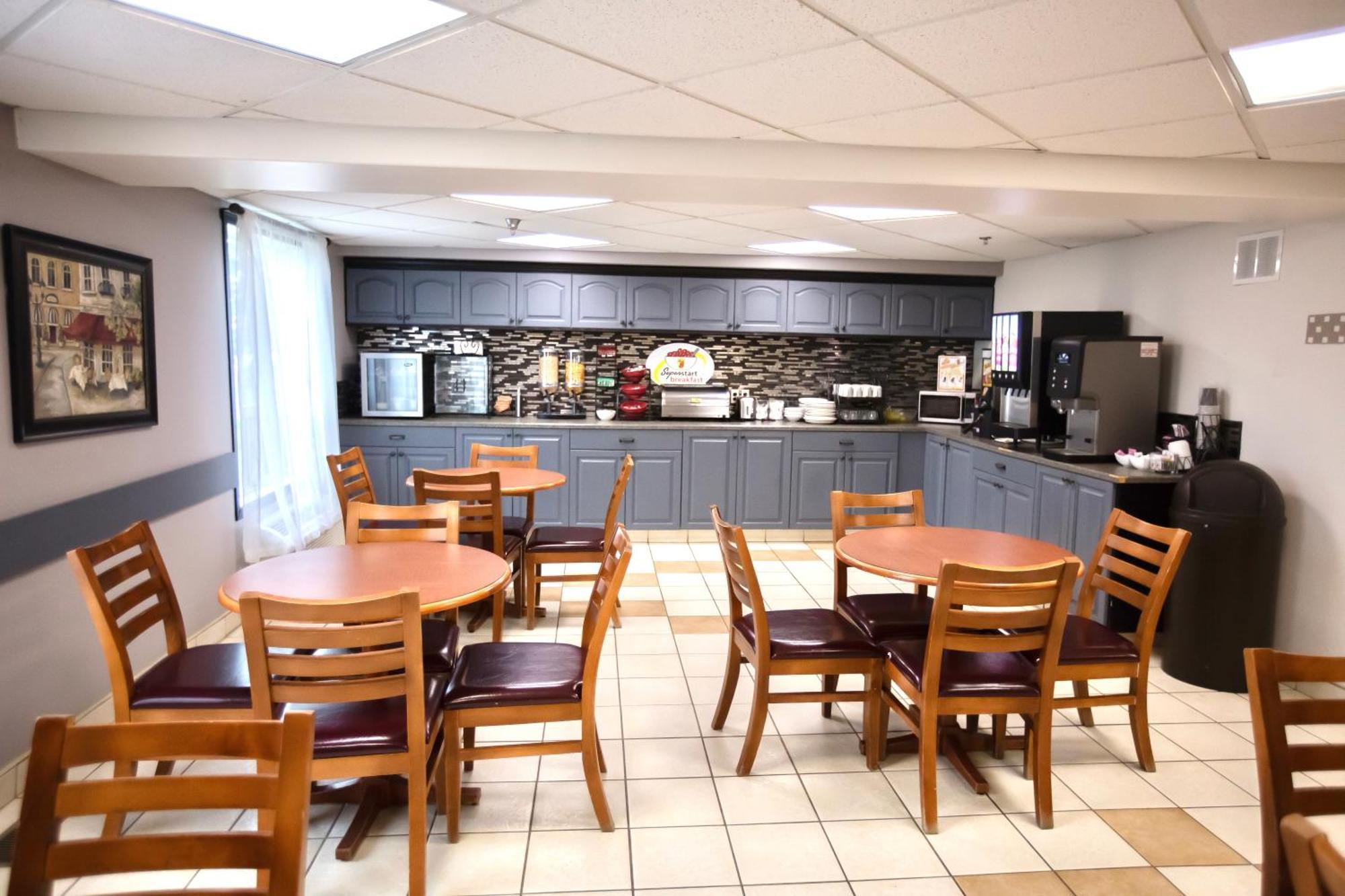 Super 8 By Wyndham Whitecourt Hotel Bagian luar foto