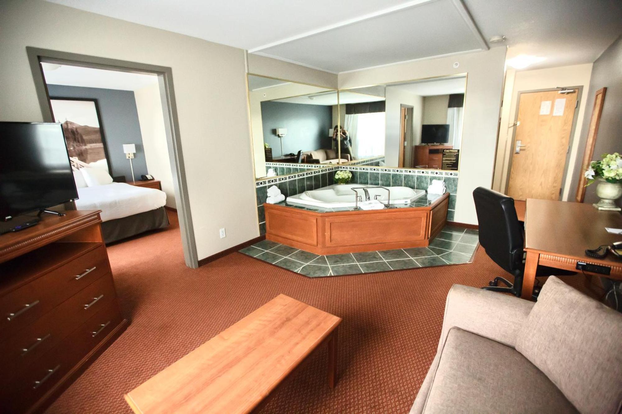 Super 8 By Wyndham Whitecourt Hotel Bagian luar foto