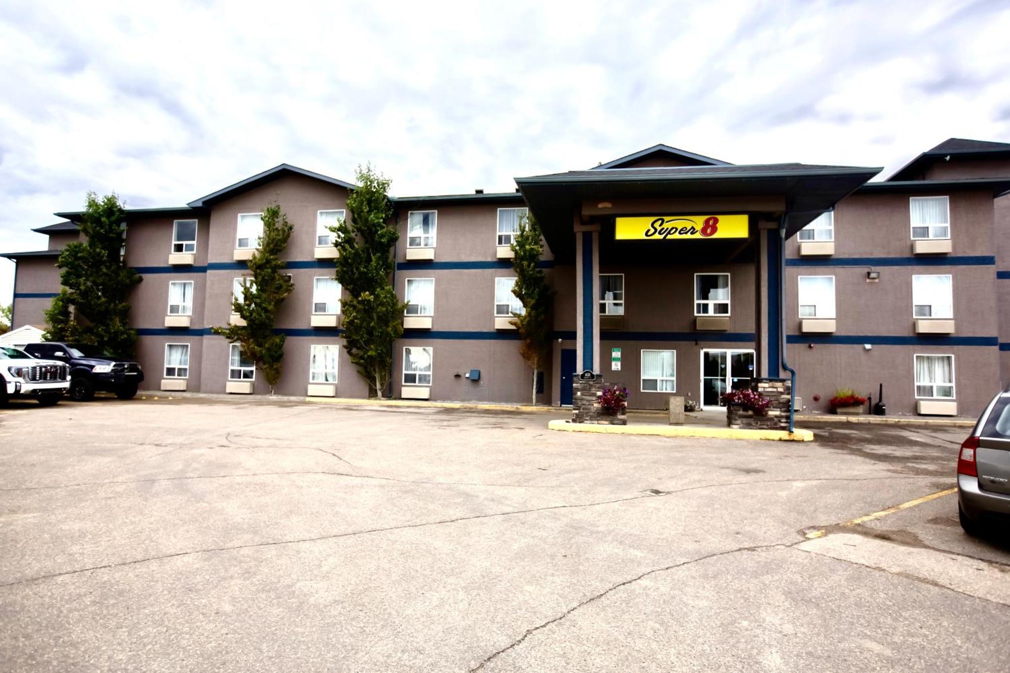 Super 8 By Wyndham Whitecourt Hotel Bagian luar foto
