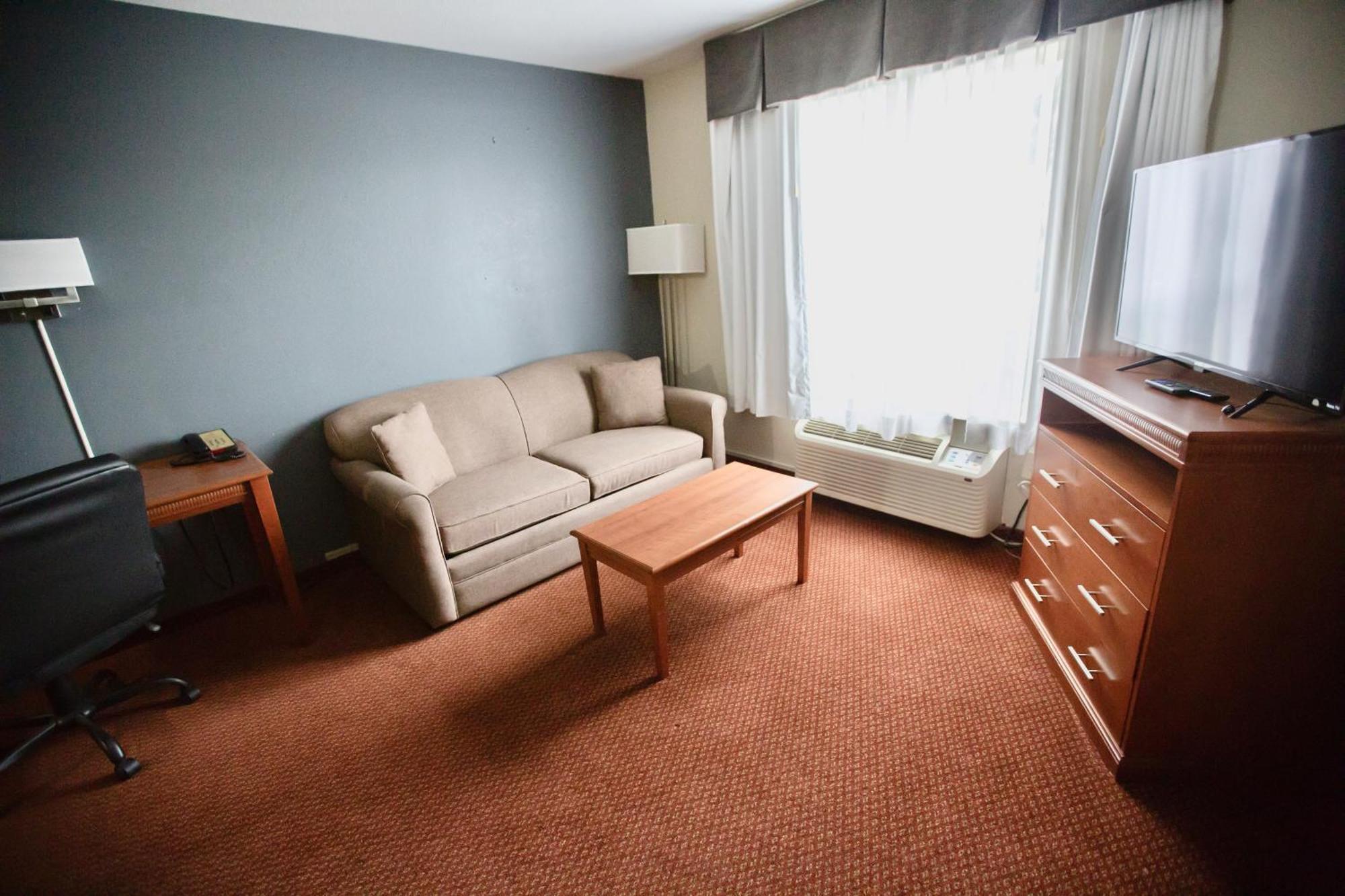 Super 8 By Wyndham Whitecourt Hotel Bagian luar foto
