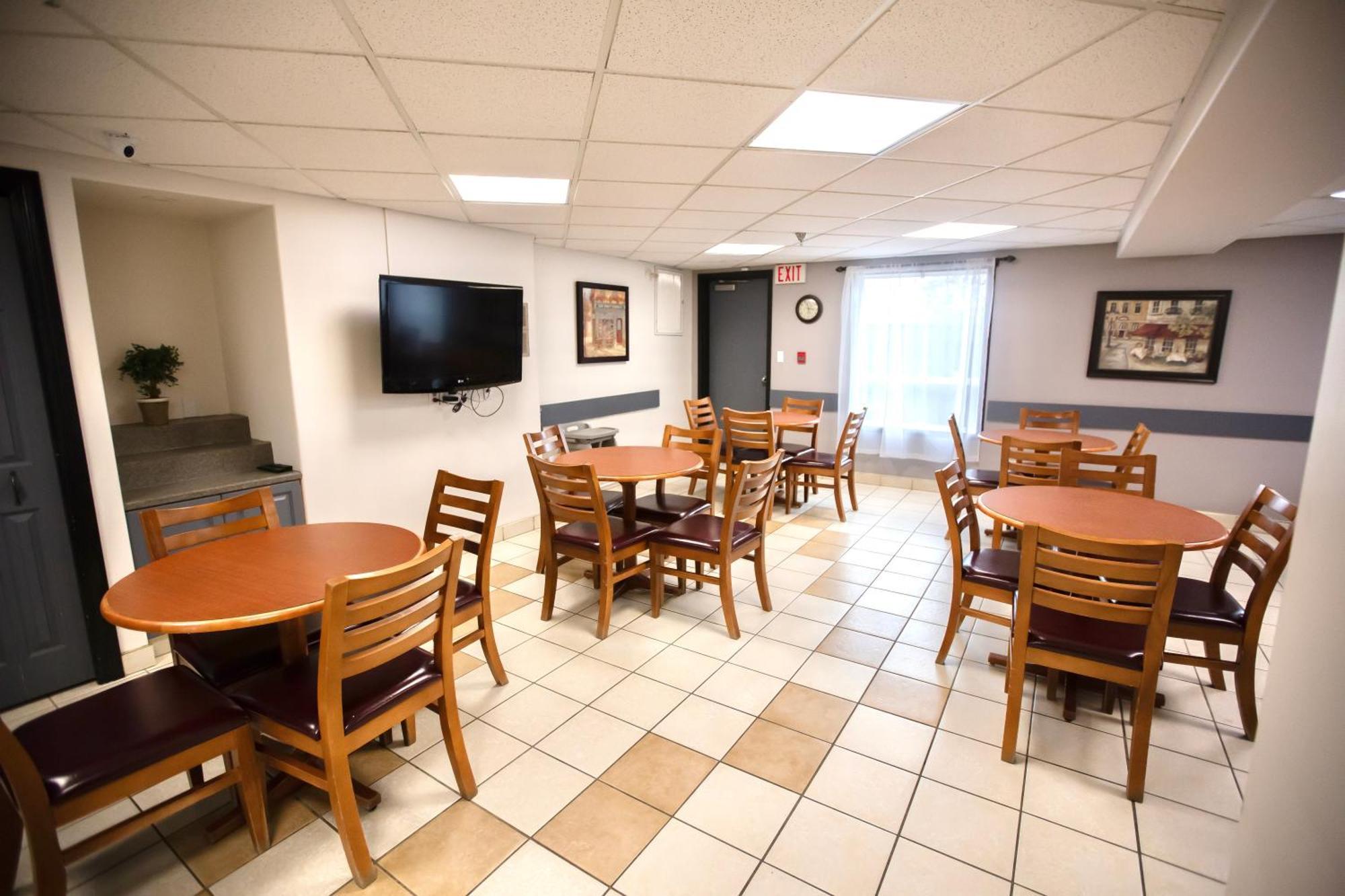 Super 8 By Wyndham Whitecourt Hotel Bagian luar foto