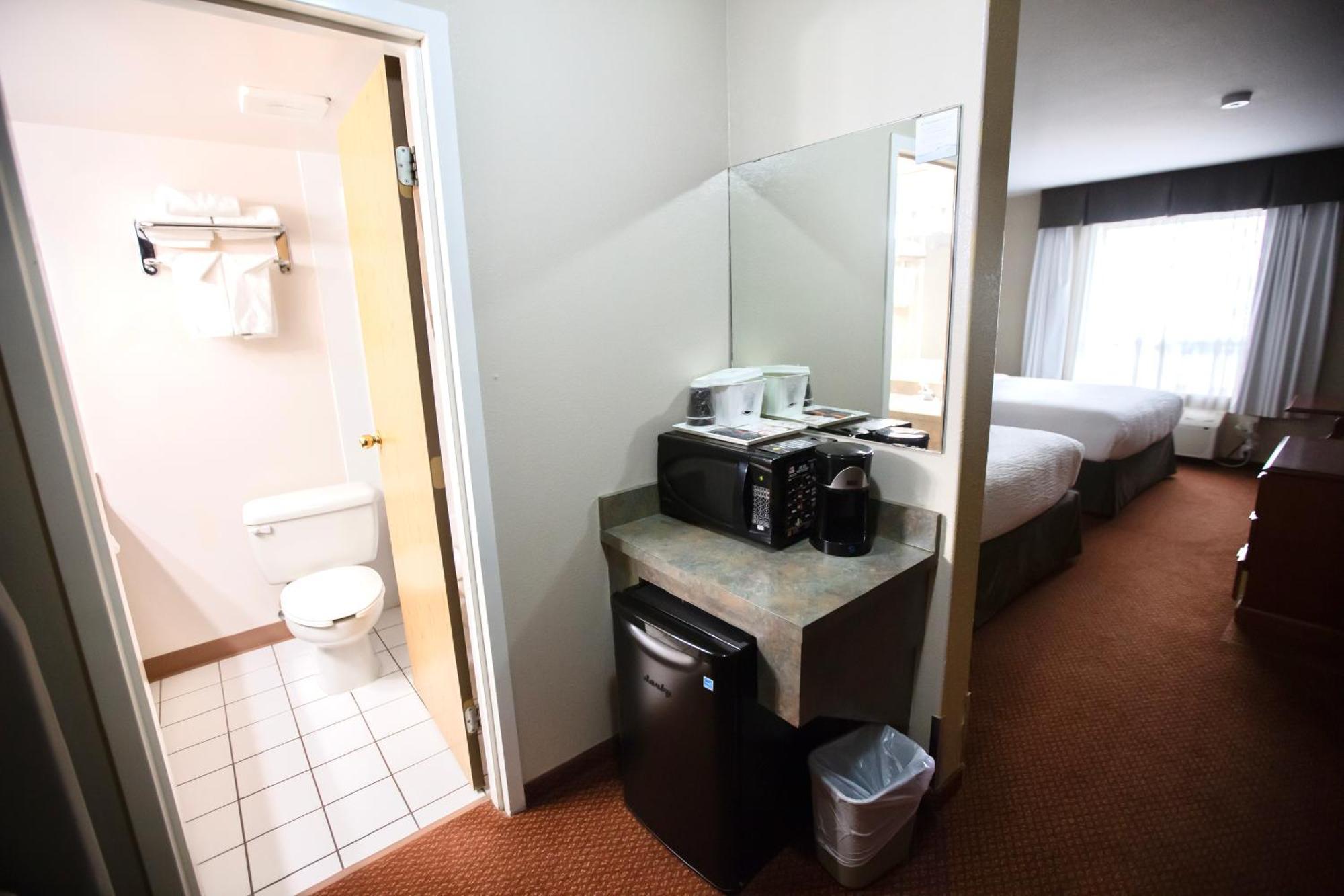 Super 8 By Wyndham Whitecourt Hotel Bagian luar foto