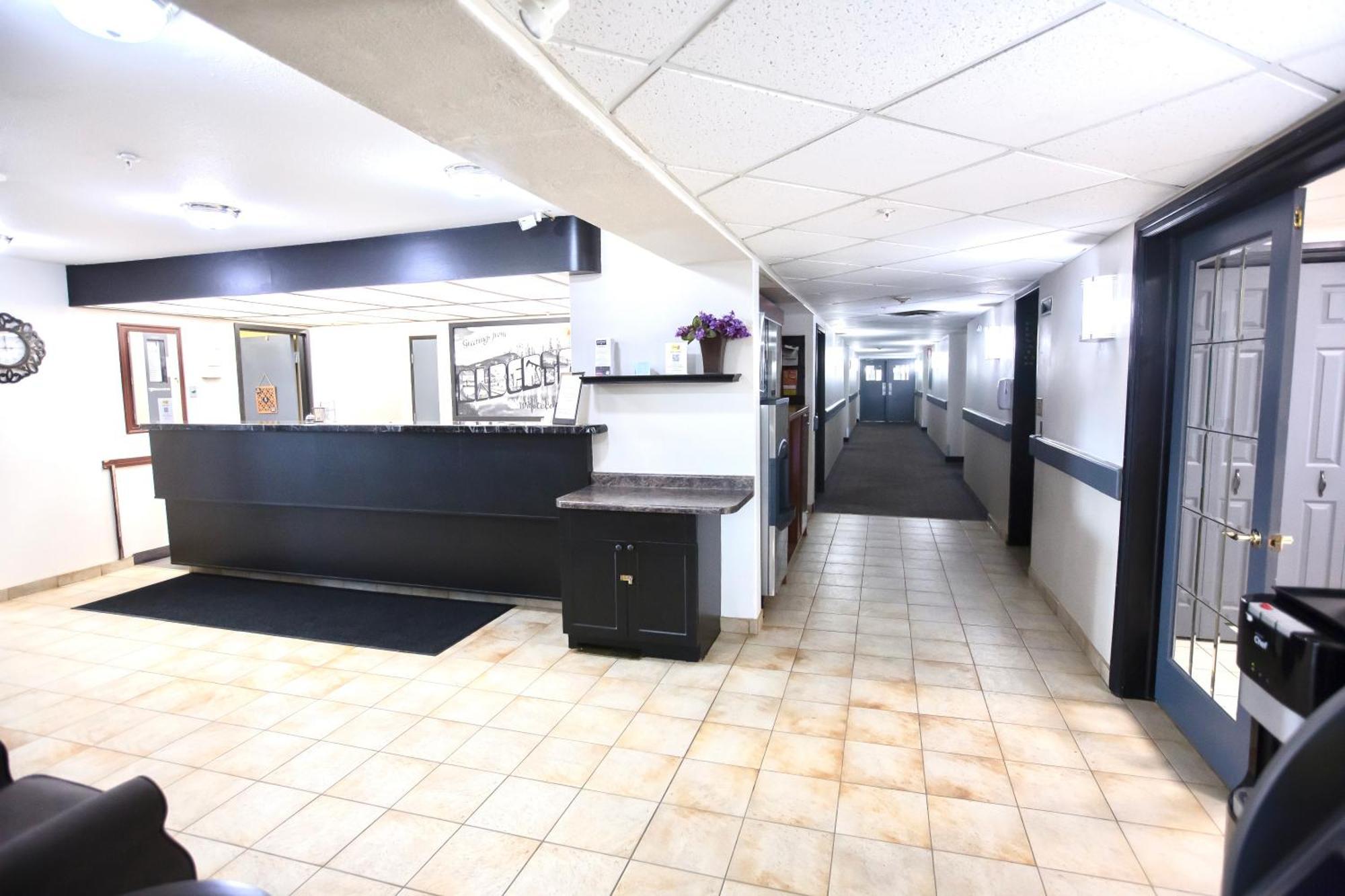 Super 8 By Wyndham Whitecourt Hotel Bagian luar foto