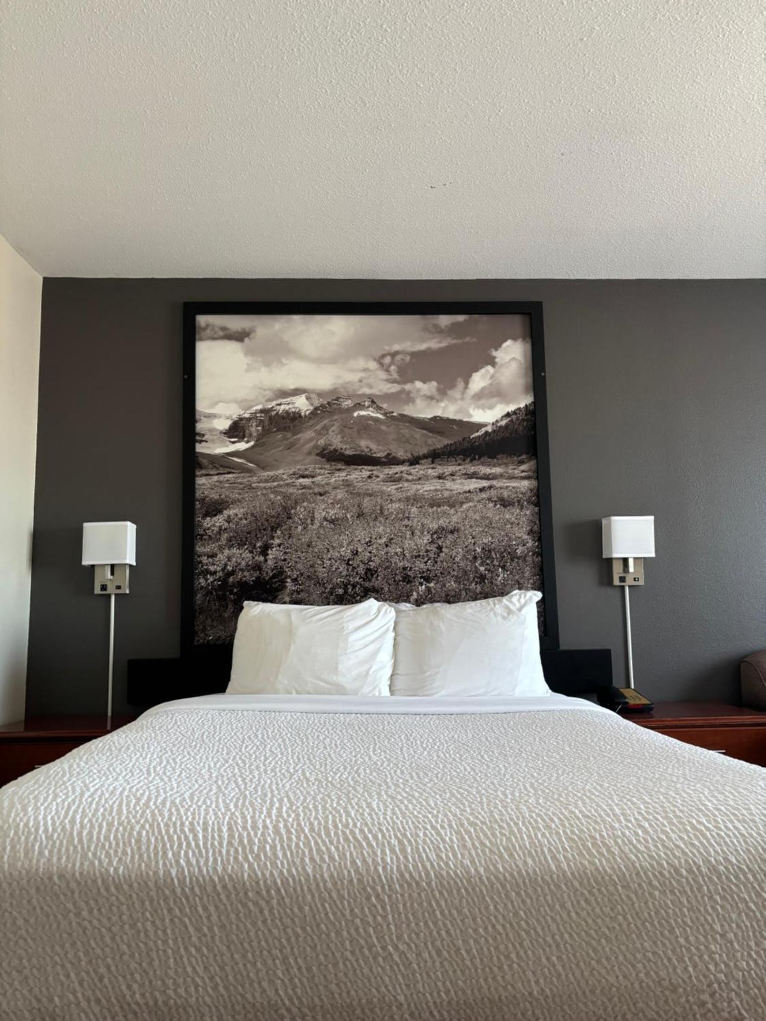 Super 8 By Wyndham Whitecourt Hotel Bagian luar foto