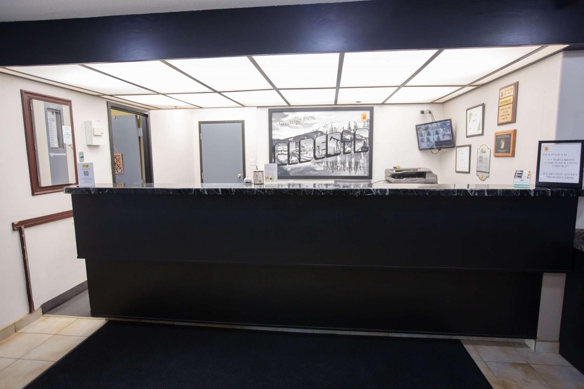 Super 8 By Wyndham Whitecourt Hotel Bagian luar foto