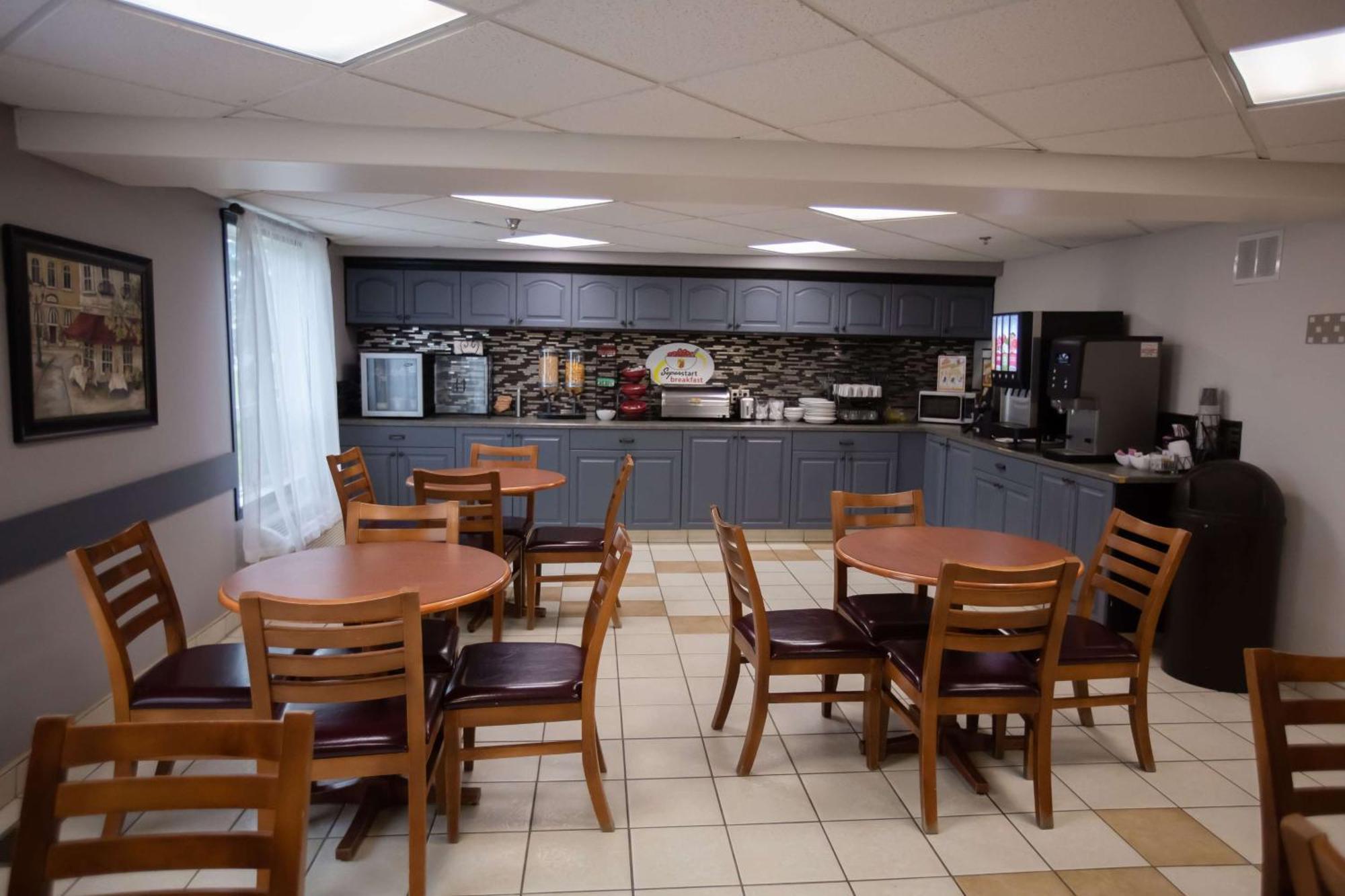 Super 8 By Wyndham Whitecourt Hotel Bagian luar foto