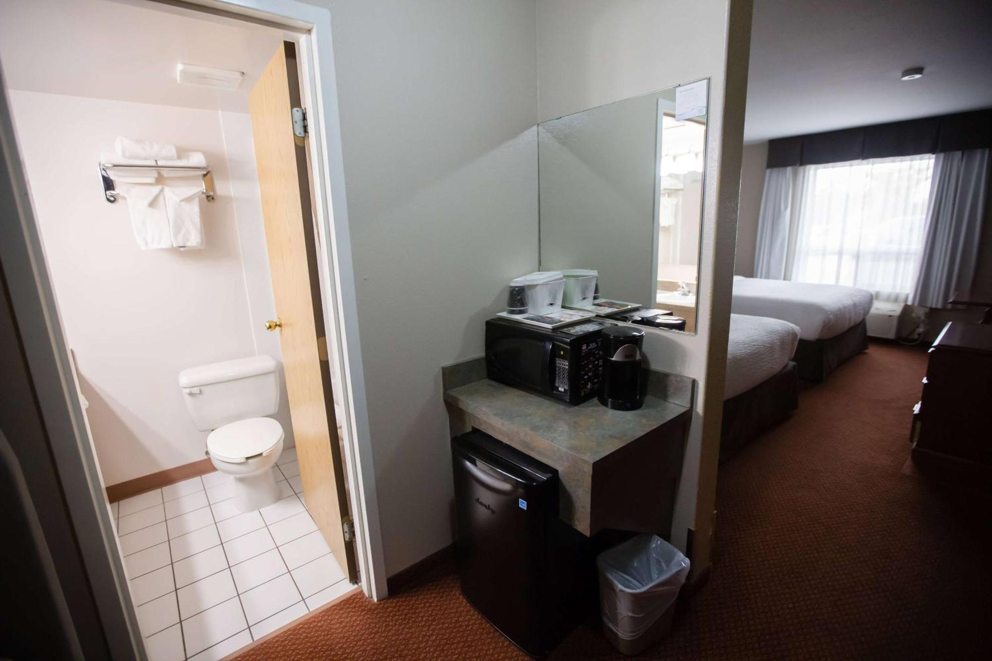 Super 8 By Wyndham Whitecourt Hotel Bagian luar foto