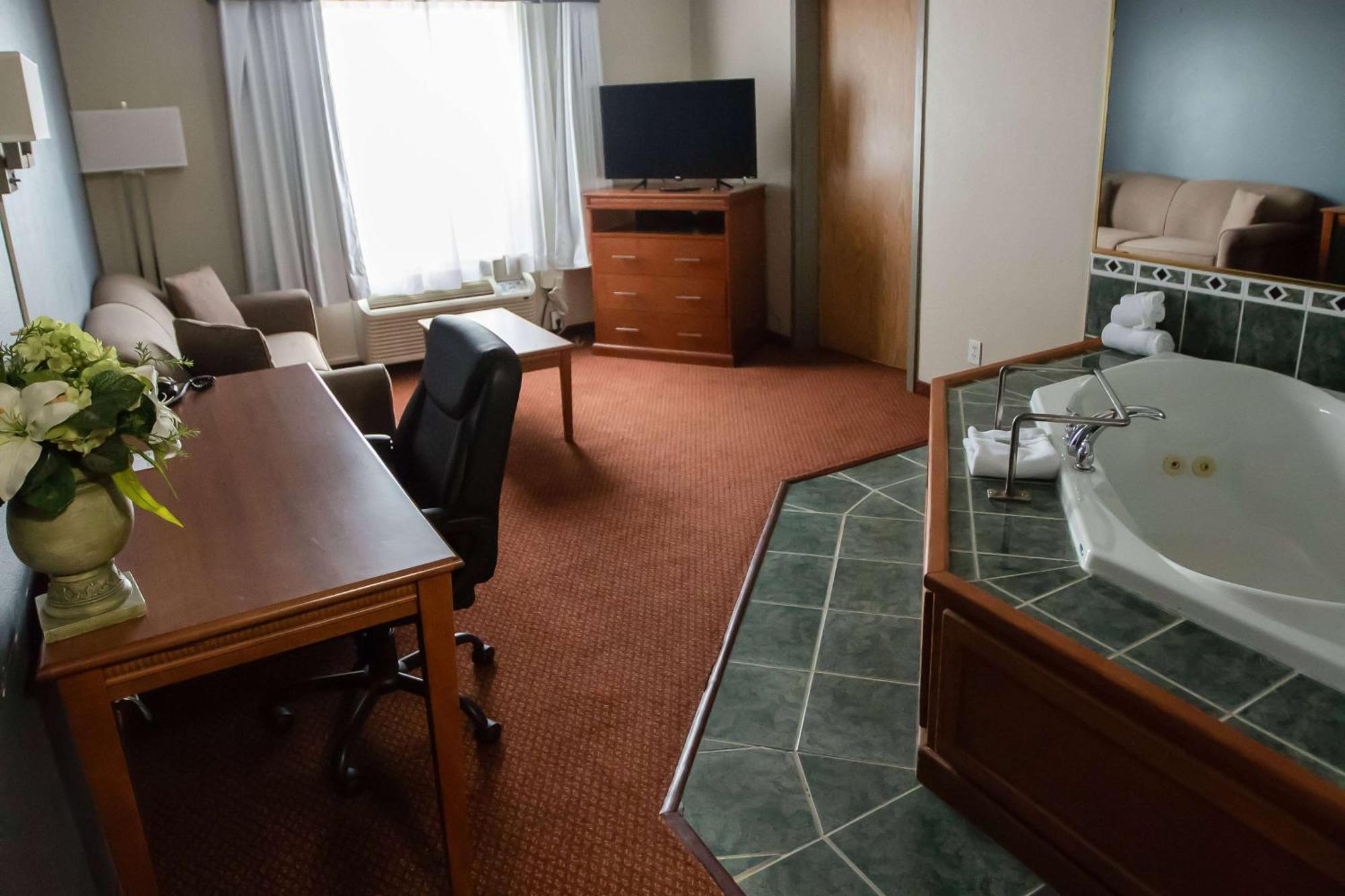 Super 8 By Wyndham Whitecourt Hotel Bagian luar foto