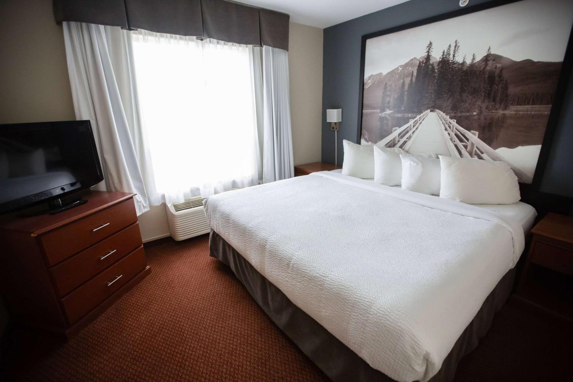 Super 8 By Wyndham Whitecourt Hotel Bagian luar foto