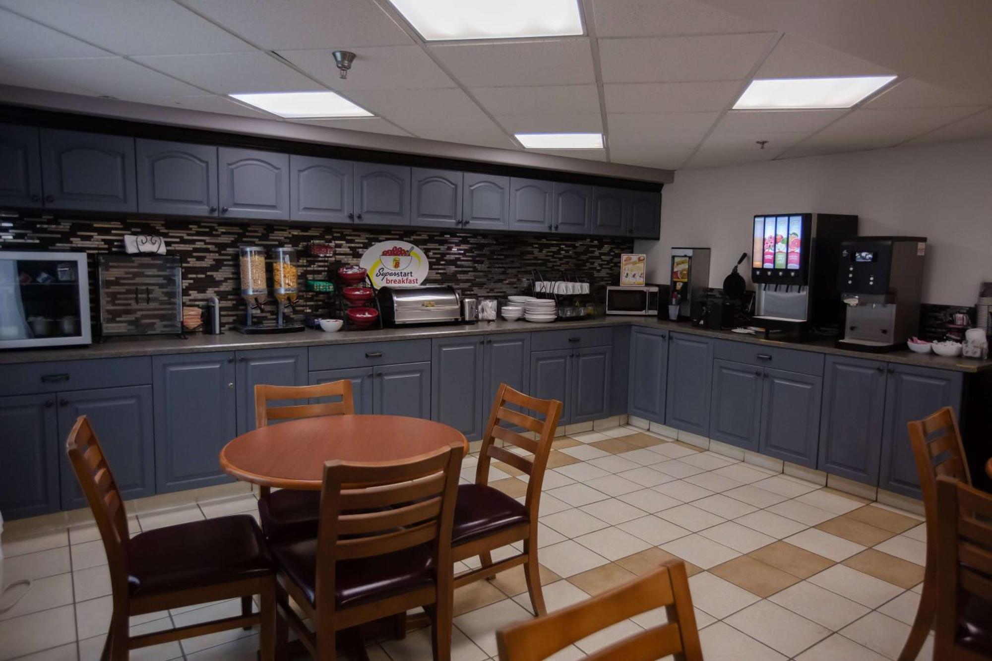 Super 8 By Wyndham Whitecourt Hotel Bagian luar foto
