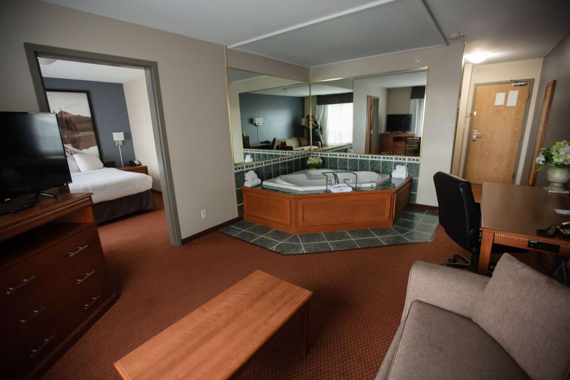Super 8 By Wyndham Whitecourt Hotel Bagian luar foto