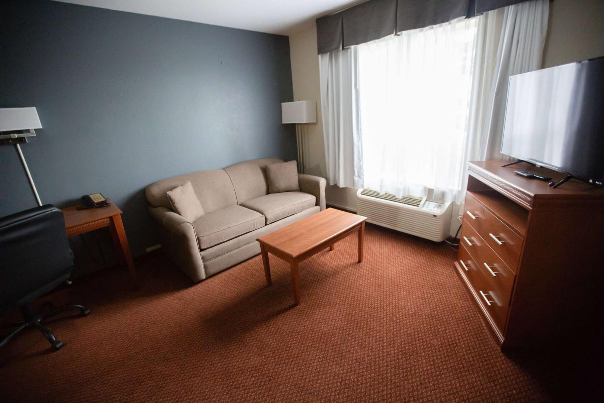 Super 8 By Wyndham Whitecourt Hotel Bagian luar foto