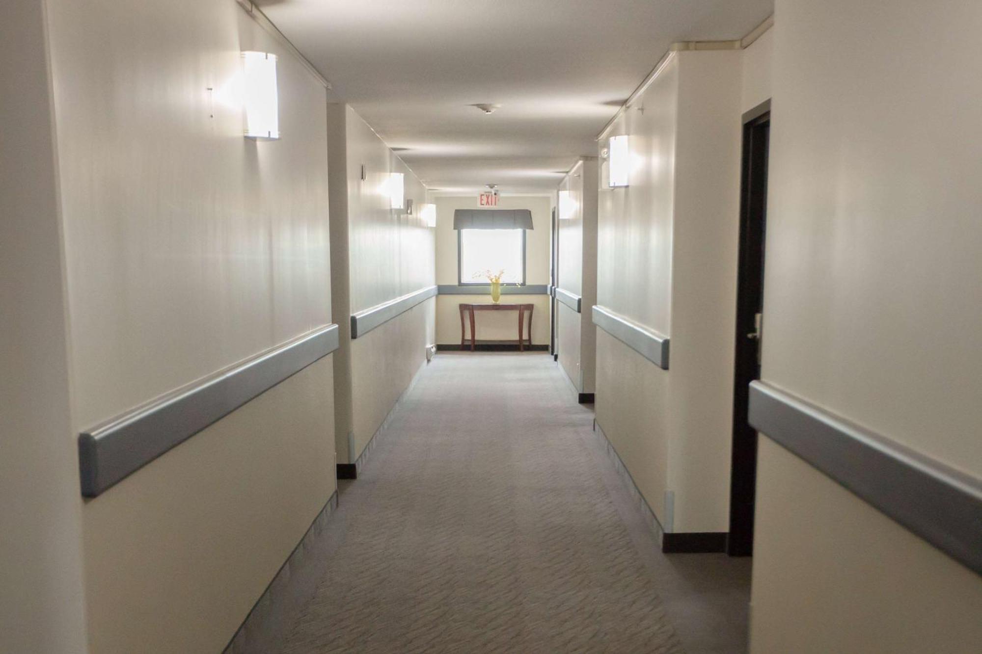 Super 8 By Wyndham Whitecourt Hotel Bagian luar foto
